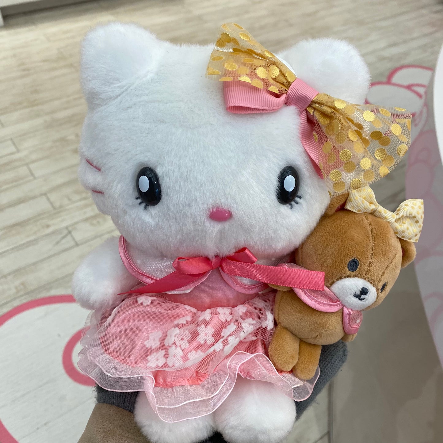【Order】USJ Hello Kitty & Tiny Chum Plush Doll（Gold Ribbon）
