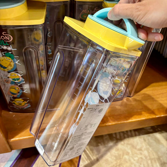 【Order】USJ Minions Chill in the Pool Transparent Water Bottle